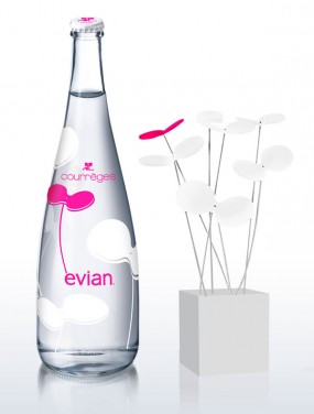 Бутылка Evian и цветок Courreges