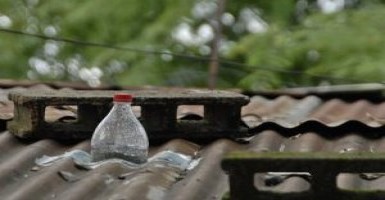 От темноты спасают обычные пластиковые бутылки, наполненные водой
