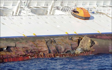 Пробоина в корпусе лайнера Costa Concordia