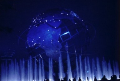 Фонтан The Unisphere ночью